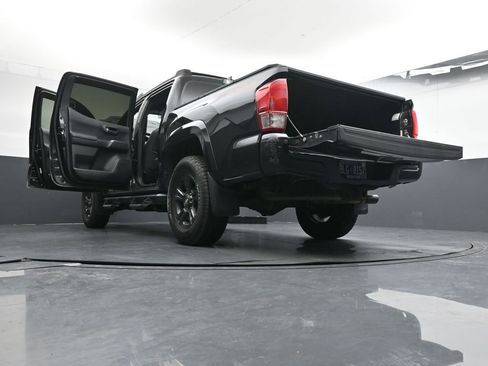 Used 2017 Toyota Tacoma TRD Sport image 30