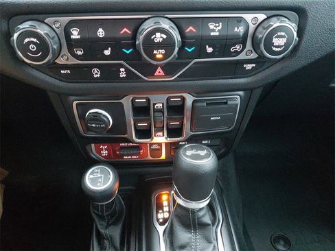 Used 2025 Jeep Wrangler Willys image 32