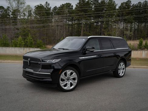 Used 2025 Lincoln Navigator L Reserve image 4