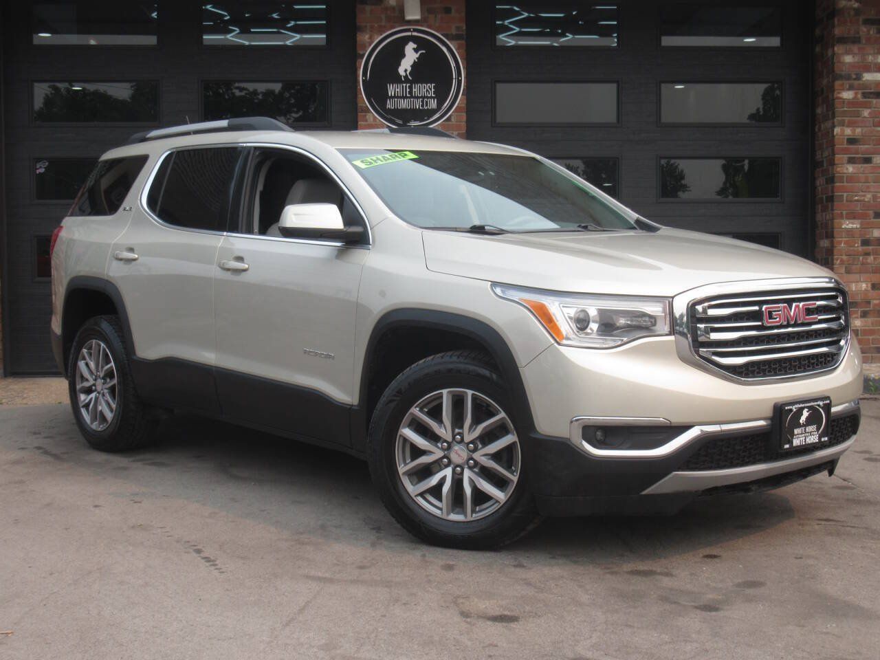 Used 2017 GMC Acadia SLE AWD/4WD image 1