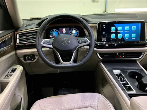 Used 2024 Volkswagen Atlas SE image 8