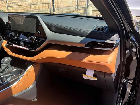 Used 2025 Toyota Highlander Platinum image 18