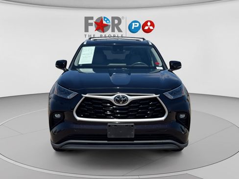Used 2022 Toyota Highlander XLE AWD/4WD image 8