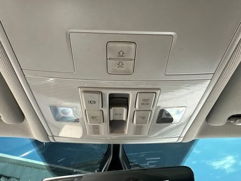 Used 2019 Volkswagen Tiguan SEL FWD image 11