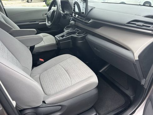 Used 2022 Toyota Sienna LE FWD image 27