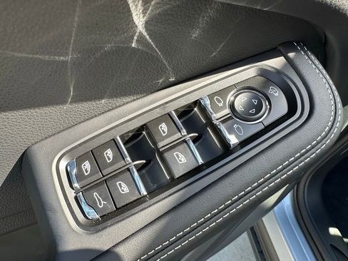 Certified 2025 Porsche Macan Turbo image 15