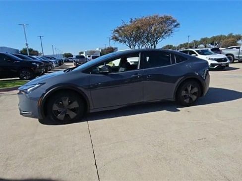 Used 2025 Toyota Prius LE image 4