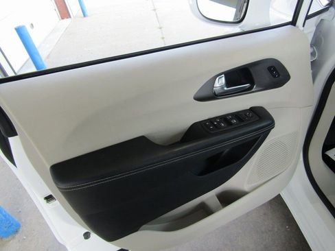 Used 2022 Chrysler Pacifica Touring-L image 22