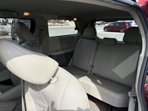 Used 2012 Toyota Sienna XLE image 27