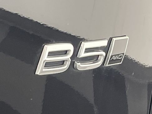 Used 2025 Volvo XC40 B5 Core image 31