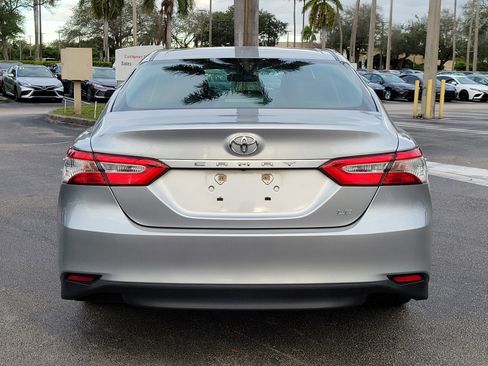 Used 2018 Toyota Camry SE image 5