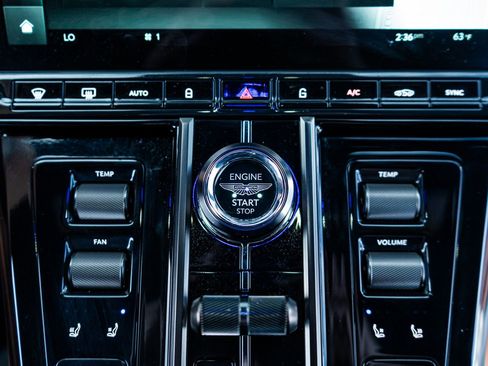 Used 2025 Aston Martin V8 Vantage image 30