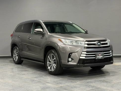 Used 2019 Toyota Highlander XLE image 3