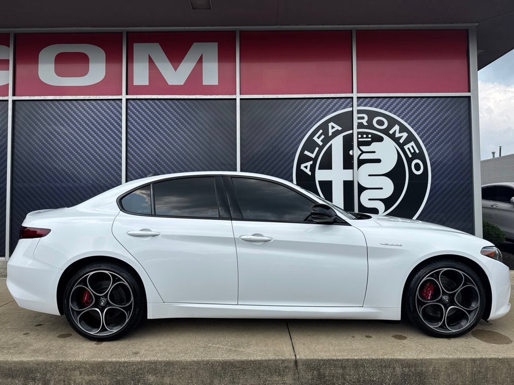 Used 2022 Alfa Romeo Giulia Veloce AWD/4WD image 4