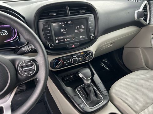 Used 2025 Kia Soul S FWD image 21