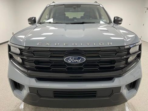 Used 2025 Ford Expedition Active AWD/4WD image 3
