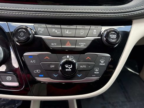 Used 2022 Chrysler Pacifica Touring-L w/ Uconnect Theater Family Group AWD/4WD image 33