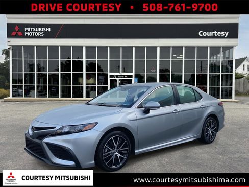 Used 2023 Toyota Camry SE image 1