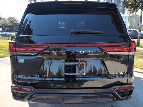 Used 2024 Lexus LX 600 F Sport image 9