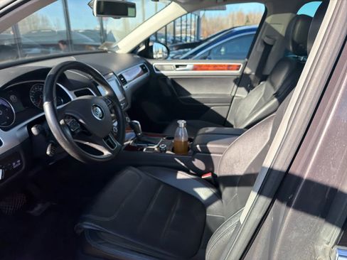 Used 2012 Volkswagen Touareg TDI image 8
