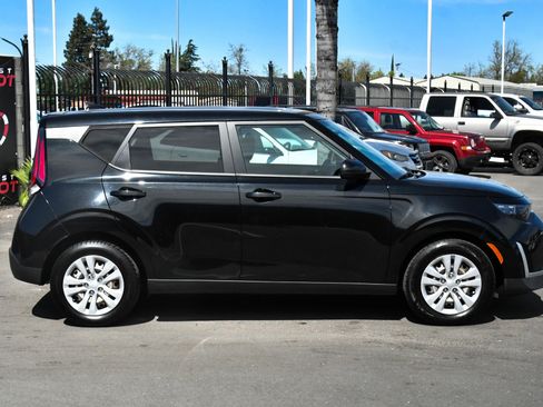Used 2023 Kia Soul LX image 9