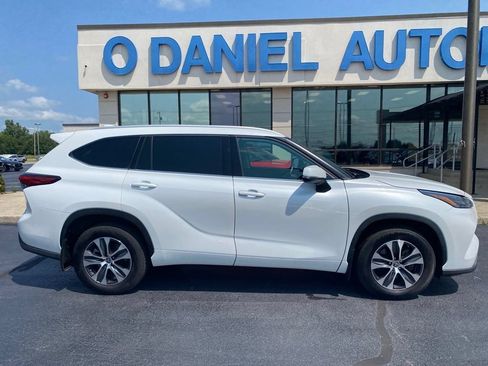 Used 2022 Toyota Highlander XLE AWD/4WD image 2
