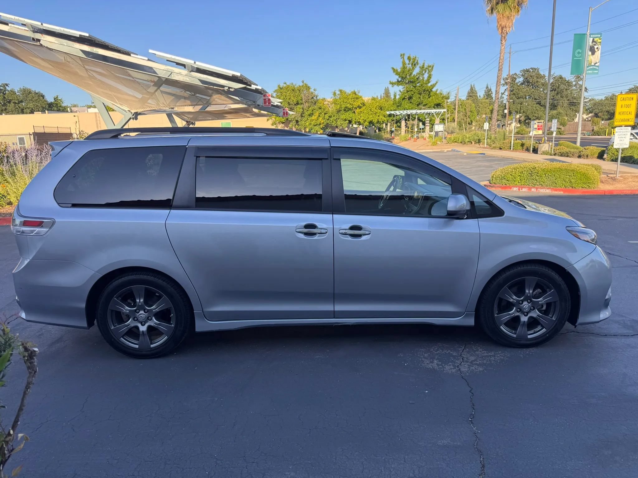 Used 2017 Toyota Sienna SE Premium FWD image 7