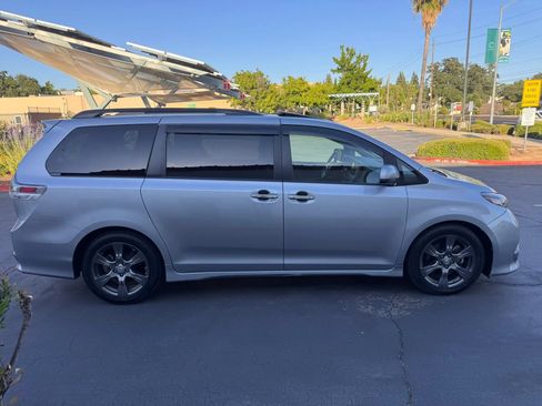 Used 2017 Toyota Sienna SE FWD image 7