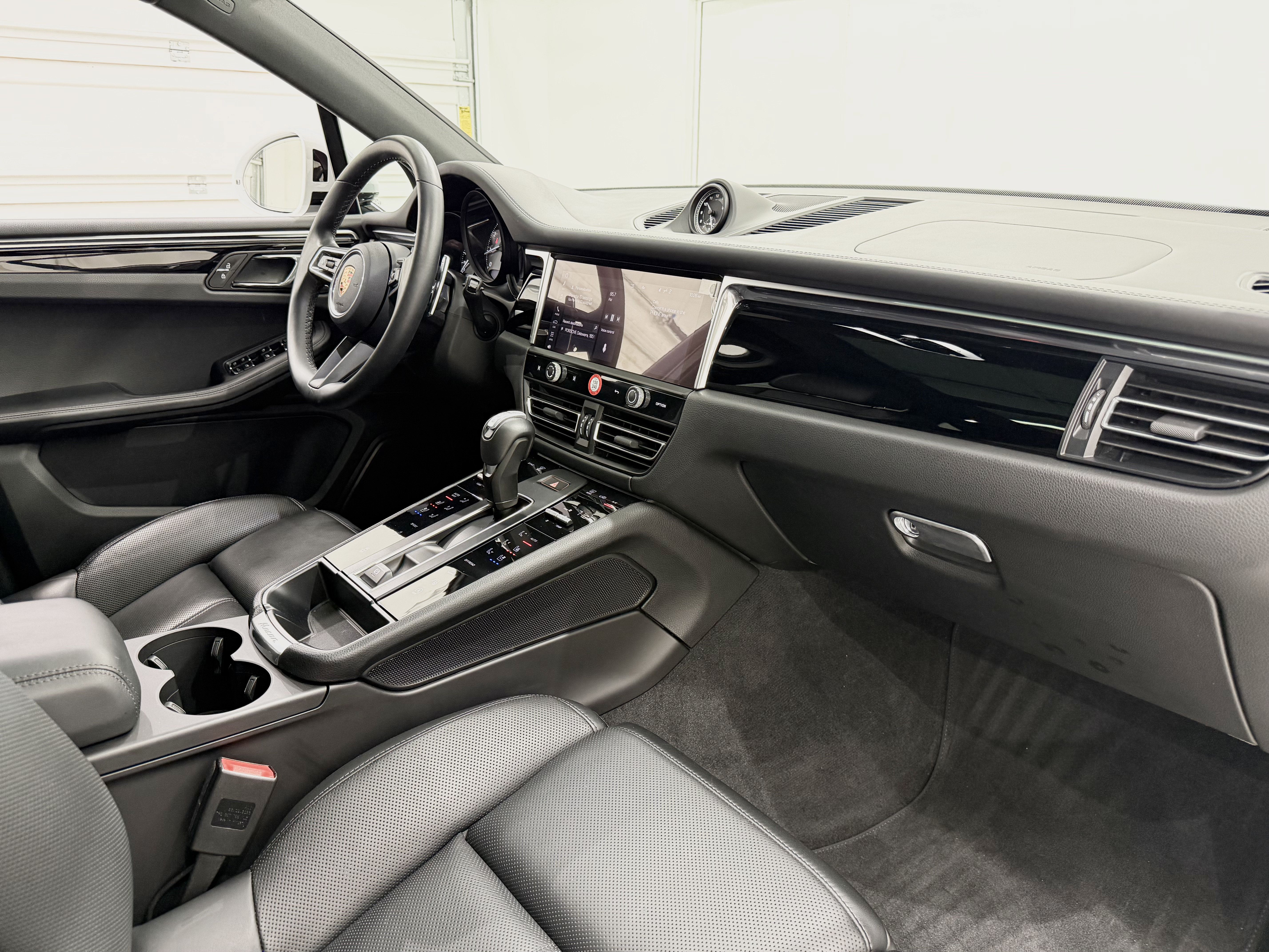 Certified 2024 Porsche Macan S AWD/4WD image 24
