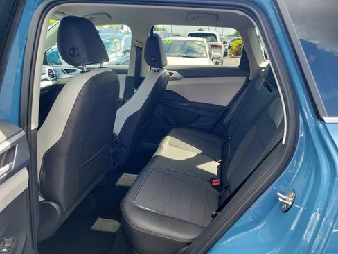 Certified 2025 Volkswagen Taos SE FWD image 12