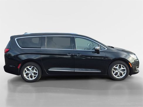 Used 2020 Chrysler Pacifica Limited image 3
