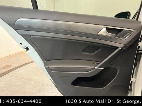Used 2018 Volkswagen Golf SE image 18