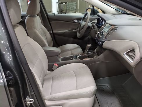 Used 2018 Chevrolet Cruze LT w/ Convenience Package image 9