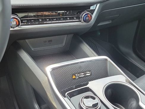 Used 2027 Chevrolet Equinox LT w/ Convenience Package II FWD image 17