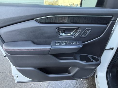 Used 2025 Honda Pilot Black Edition image 28