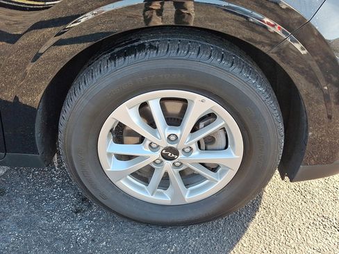 Used 2024 Kia Carnival LX image 9