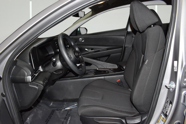 Used 2026 Hyundai Elantra SE FWD image 25