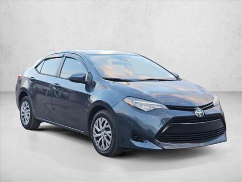 Used 2018 Toyota Corolla LE image 3