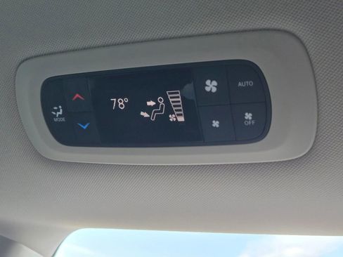 Used 2019 Chrysler Pacifica Touring-L FWD image 41