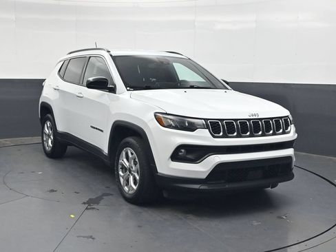 Used 2025 Jeep Compass Latitude AWD/4WD image 2