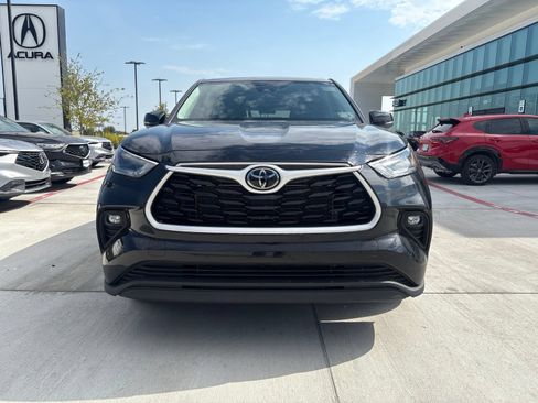 Used 2025 Toyota Highlander LE FWD image 2