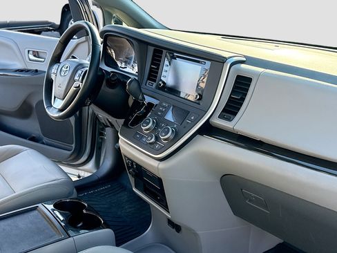Used 2020 Toyota Sienna XLE image 5