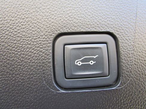 Used 2023 Chevrolet Traverse Premier image 14