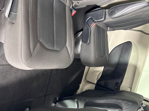 Used 2022 Chrysler Voyager LX image 25