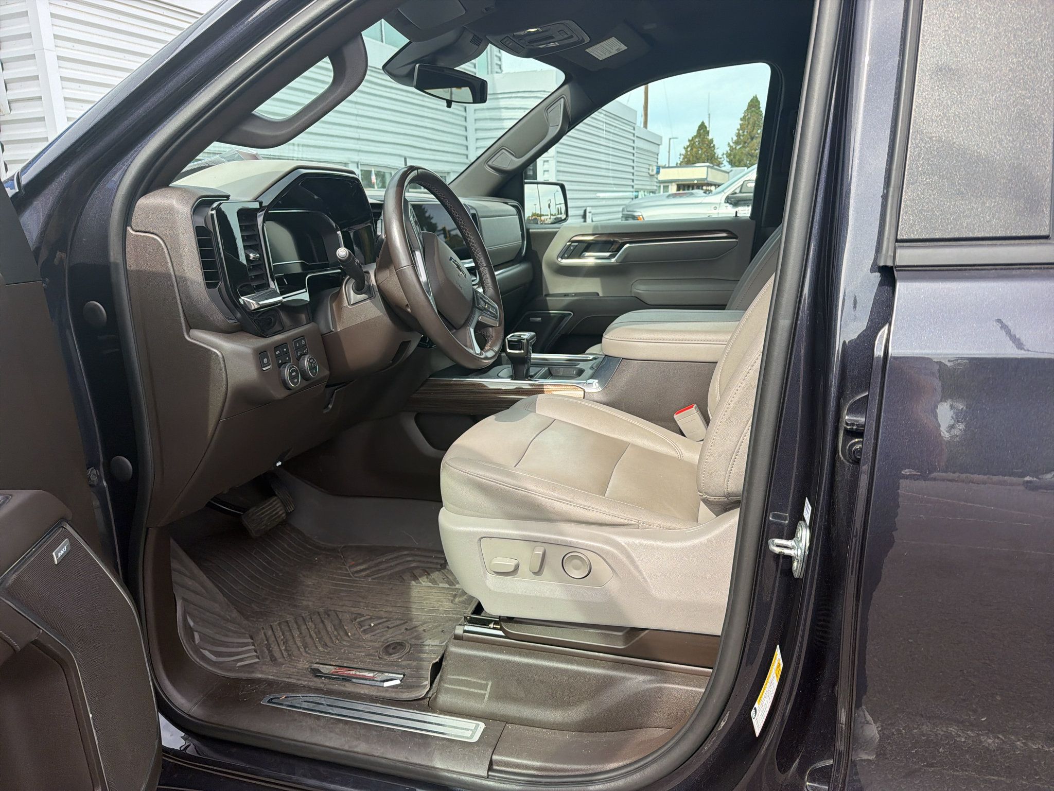 Used 2023 Chevrolet Silverado 1500 LT Trail Boss w/ LT Trail Boss Premium Package AWD/4WD image 8