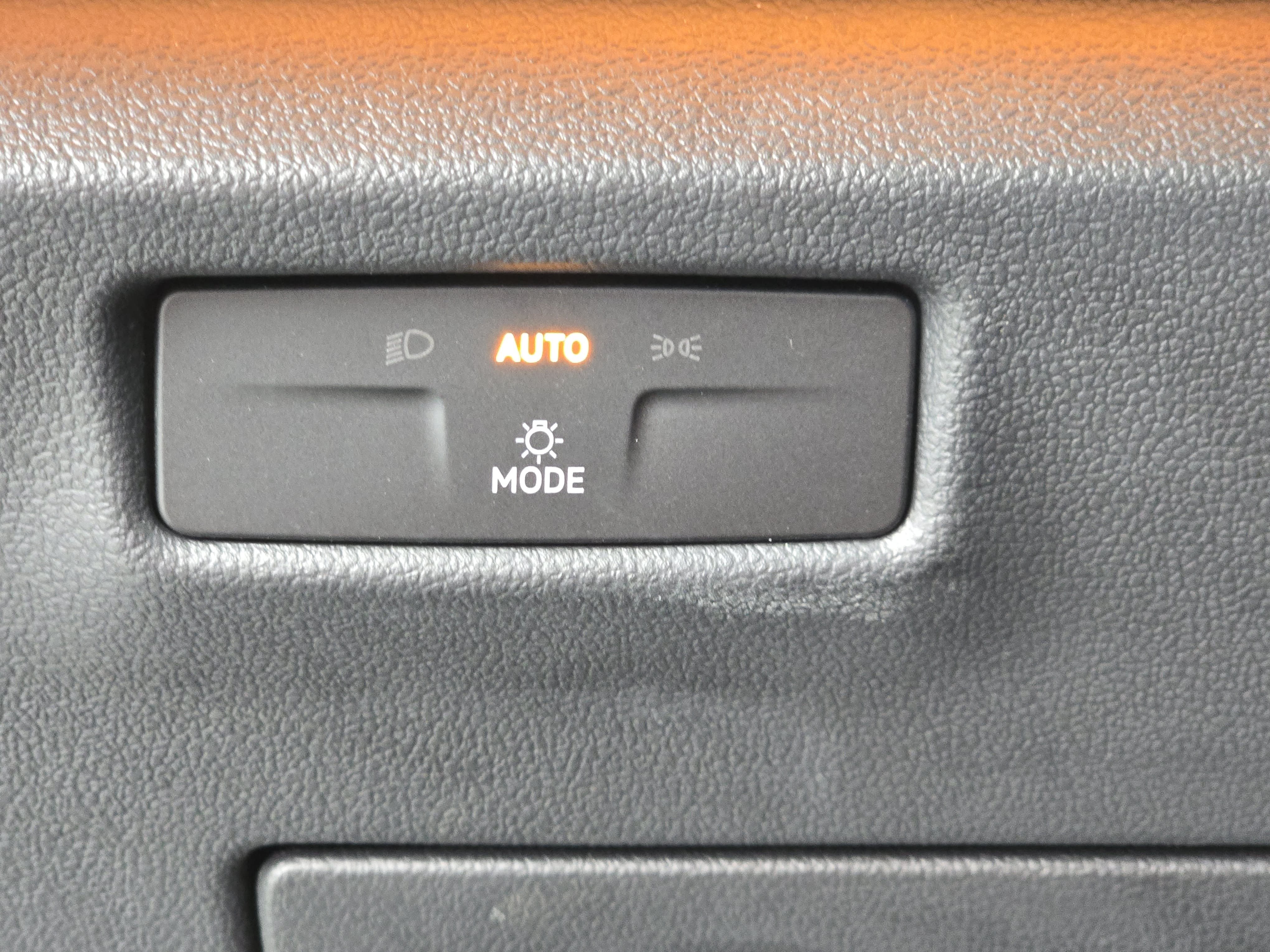 Used 2025 Volkswagen Tiguan SE AWD/4WD image 26