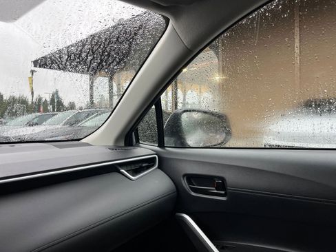 Used 2025 Toyota Corolla Cross LE image 35