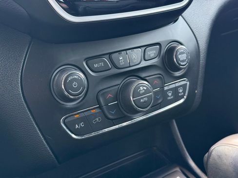 Used 2019 Jeep Cherokee Limited FWD image 17