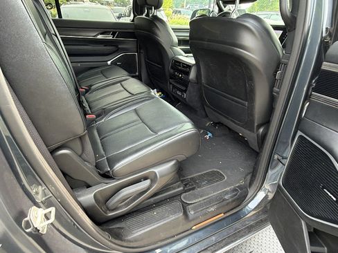 Used 2024 Jeep Wagoneer L Series II w/ Flexible Seating Group AWD/4WD image 20