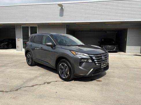 Used 2025 Nissan Rogue SV FWD image 3